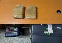 AILA: DETIENEN DOMINICO-SUIZA CON DOS PAQUETES DE PRESUNTA COCAÍNA.