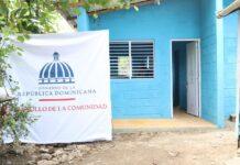 Desarrollo de la Comunidad construye y entrega dos viviendas equipadas a familias vulnerables en Moca Espaillat- RD.– En el marco de sus programas de asistencia social, la Dirección General de Desarrollo de la Comunidad (DGDC) construyó dos viviendas y las entregó completamente equipadas a igual número de familias de escasos recursos residentes en la comunidad Zafarraya, municipio Moca, provincia Espaillat, una acción que dignifica la calidad de vida de las personas beneficiadas. Las viviendas, construidas bajo estándares adecuados de seguridad y confort, fueron entregadas equipadas con enseres del hogar, incluyendo mobiliario básico, como electrodomésticos y artículos esenciales para la vida diaria. La acción fue realizada por el director general de Desarrollo de la Comunidad, Modesto Guzmán, quien, en compañía de la gobernadora de la provincia Espaillat, Patricia María Muñoz Salcedo, representantes de la comunidad como Manuel Bautista, así como ejecutivos y otros colaboradores de la institución, destacó que con ese tipo de obras el Estado no solo proporciona un techo digno, sino también esperanza y estabilidad a las familias de las amas de casa Claritza García y Niazely Morillo Polonia. “Los detalles que no se ven grandes son los que verdaderamente impactan a las comunidades; estas son dos obras de esas. Hoy estamos llenos de mucha alegría y emoción porque cumplimos con el deseo del señor presidente Luis Abinader, de impactar y cambiar la vida de dos hermosas familias. Decirles que seguiremos desarrollando iniciativas que promuevan el bienestar de las personas”, señaló el director de la DGDC. Las familias beneficiadas expresaron su profunda alegría y agradecimiento por recibir un nuevo hogar, destacando que este apoyo representa un cambio significativo en sus vidas. “Hoy vemos un sueño hecho realidad. Gracias primero a Dios, al señor Modesto Guzmán, al presidente Luis Abinader y a todos los presentes porque tengo mi casa bonita”, manifestó Claritza García. La obra fue canalizada a través de los Departamentos de Infraestructura y Asistencia Social de la Dirección General de Desarrollo de la Comunidad. Departamento de Comunicaciones Dirección General de Desarrollo de la Comunidad