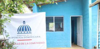 Desarrollo de la Comunidad construye y entrega dos viviendas equipadas a familias vulnerables en Moca Espaillat- RD.– En el marco de sus programas de asistencia social, la Dirección General de Desarrollo de la Comunidad (DGDC) construyó dos viviendas y las entregó completamente equipadas a igual número de familias de escasos recursos residentes en la comunidad Zafarraya, municipio Moca, provincia Espaillat, una acción que dignifica la calidad de vida de las personas beneficiadas. Las viviendas, construidas bajo estándares adecuados de seguridad y confort, fueron entregadas equipadas con enseres del hogar, incluyendo mobiliario básico, como electrodomésticos y artículos esenciales para la vida diaria. La acción fue realizada por el director general de Desarrollo de la Comunidad, Modesto Guzmán, quien, en compañía de la gobernadora de la provincia Espaillat, Patricia María Muñoz Salcedo, representantes de la comunidad como Manuel Bautista, así como ejecutivos y otros colaboradores de la institución, destacó que con ese tipo de obras el Estado no solo proporciona un techo digno, sino también esperanza y estabilidad a las familias de las amas de casa Claritza García y Niazely Morillo Polonia. “Los detalles que no se ven grandes son los que verdaderamente impactan a las comunidades; estas son dos obras de esas. Hoy estamos llenos de mucha alegría y emoción porque cumplimos con el deseo del señor presidente Luis Abinader, de impactar y cambiar la vida de dos hermosas familias. Decirles que seguiremos desarrollando iniciativas que promuevan el bienestar de las personas”, señaló el director de la DGDC. Las familias beneficiadas expresaron su profunda alegría y agradecimiento por recibir un nuevo hogar, destacando que este apoyo representa un cambio significativo en sus vidas. “Hoy vemos un sueño hecho realidad. Gracias primero a Dios, al señor Modesto Guzmán, al presidente Luis Abinader y a todos los presentes porque tengo mi casa bonita”, manifestó Claritza García. La obra fue canalizada a través de los Departamentos de Infraestructura y Asistencia Social de la Dirección General de Desarrollo de la Comunidad. Departamento de Comunicaciones Dirección General de Desarrollo de la Comunidad