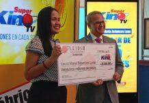 LEIDSA entrega 25 millones a joven ganadora del Súper Kino Tv.