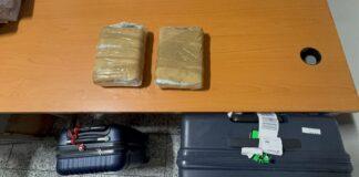 AILA: DETIENEN DOMINICO-SUIZA CON DOS PAQUETES DE PRESUNTA COCAÍNA.
