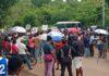 Comunidades en El Higüero de Santo Domingo Norte paralizan actividades productivas, educativas y transporte en demanda de carretera, aceras y contenes.