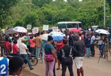 Comunidades en El Higüero de Santo Domingo Norte paralizan actividades productivas, educativas y transporte en demanda de carretera, aceras y contenes.