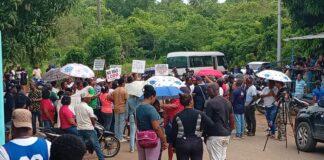 Comunidades en El Higüero de Santo Domingo Norte paralizan actividades productivas, educativas y transporte en demanda de carretera, aceras y contenes.