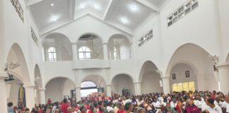 Monseñor Manuel Antonio Ruiz convoca a la Renovación Carismática a ser «luz activa en medio de la oscuridad» durante la Solemnidad de Pentecostés.