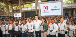 Presidente Abinader entrega 1,099 títulos de propiedad que benefician a más de 4,000 personas de Villa Linda, Palmarejo y Pantoja; garantiza seguridad jurídica y un ahorro de RD$87 millones.