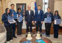 Presidente Abinader recibe en Palacio Nacional a jóvenes dominicanos que rompieron récord mundial de lectura