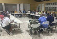 Vecinos y autoridades de Ciudad Juan Bosch acuerdan mesa de trabajo y reuniones mensuales ante desafíos comunitarios.